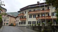 Hotel Lucija ostaja, obremenjen s hipoteko, v lasti bratov Urh.  