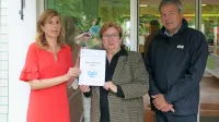 Odprtja demenci prijazne točke v sežanskem domu upokojencev 
so se včeraj skupaj s stanovalci in zaposlenimi v domu veselili 
Rosana Šturm, Jelena Stepanovič in župan David Škabar.