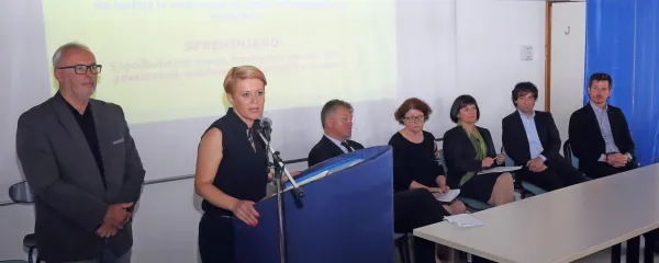 O kmetijstvu in gastronomiji so v Kopru razpravljali (z leve): Aleš 
Gačnik, Aleksandra Pivec, Silvan Peršolja, Stanka Pretner, Eva 
Štravs Podlogar, Tomaž Kavčič in Matej Lisjak. 