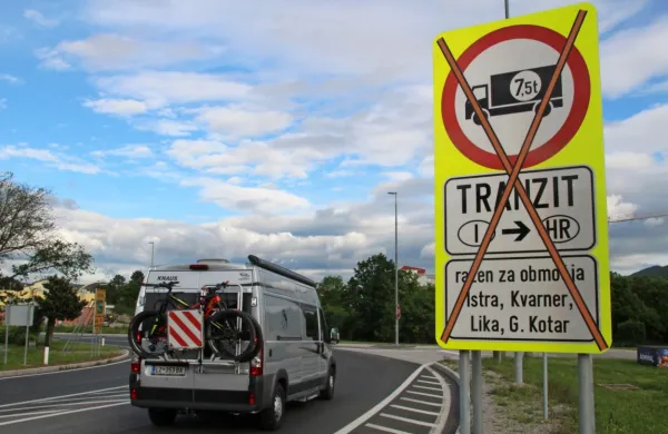 Pristojni so table, ki prepoveduje vožnjo tovornjakom v tranzitu, 
postavili že sredi tedna.