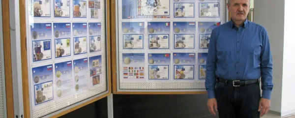 Gorazd Budal pred dvema od 26 panojev, ki jih je uredil za 
koprsko razstavo. 