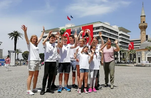 RoboSončki  so si ogledali tudi Izmir in se za spomin fotografirali 
na  glavnem trgu ob morju.