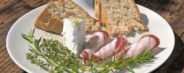 Zdrava in okusna malica: kruh s slanino in zelišči