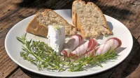 Zdrava in okusna malica: kruh s slanino in zelišči