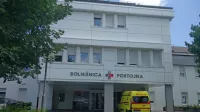 Občina Postojna stavbe bolnišnice za ženske bolezni in porodništvo ne želi prenesti v last države, pač pa ji podeliti stavbno 
pravico. 
