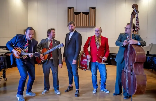 Jure Počkaj (v sredini) prepeva v družbi Ane Pupedan (z leve): 
Simon Avsec, Boštjan Požar, Marko Doles in Peter Žnidaršič. 