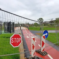 Pešci in kolesarji se zaradi ograje še vedno ne morejo podati na 
novozgrajeni most čez kanal Grande v Kopru.