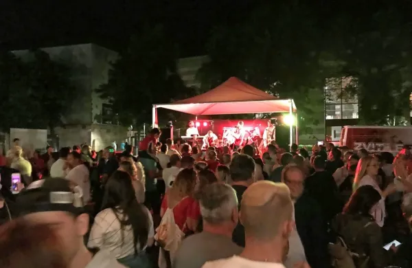 Množica navijačev ob proslavi uvrstitve v prvo ligo.