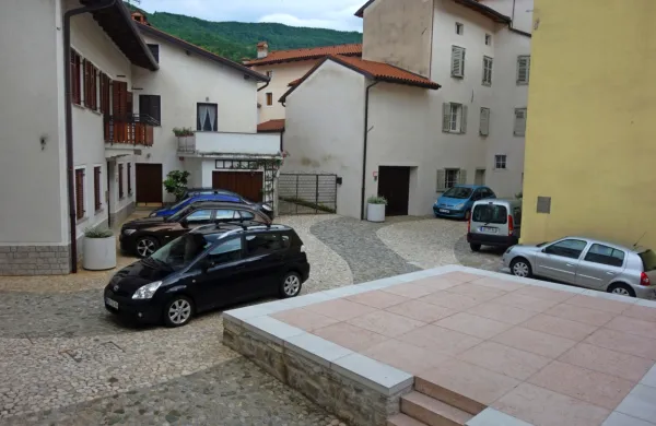 Na seji sveta občine je bilo slišati tudi opozorilo, da je promet na 
Kontradi že začel načenjati drago tlakovanje.