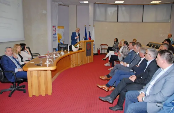 Na srečanju je obveljalo prepričanje, da je na italijanskem trgu 
kljub nekaterim težavam mogoče uspeti,  a s kakovostnimi, ne pa 
nizkocenovnimi izdelki.