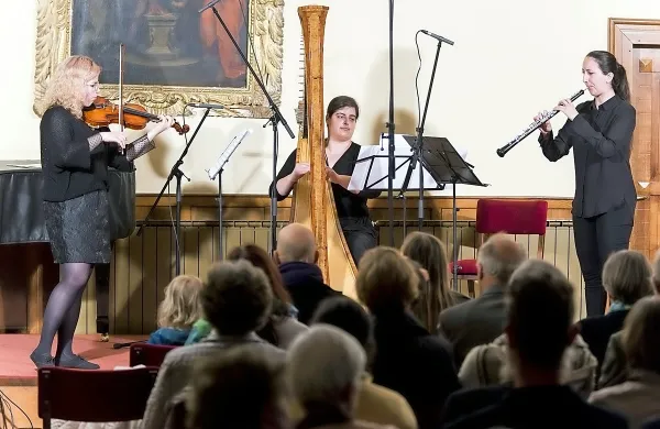 Violinistka Mojca Batič,  harfistka Tea Plesničar in oboistka Ana 
Souza Leban so zaigrale na četrtem koncertu iz cikla Glasba z vrtov 
svetega Frančiška.  