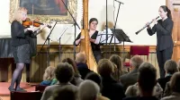 Violinistka Mojca Batič,  harfistka Tea Plesničar in oboistka Ana 
Souza Leban so zaigrale na četrtem koncertu iz cikla Glasba z vrtov 
svetega Frančiška.  