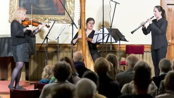 Violinistka Mojca Batič,  harfistka Tea Plesničar in oboistka Ana 
Souza Leban so zaigrale na četrtem koncertu iz cikla Glasba z vrtov 
svetega Frančiška.  