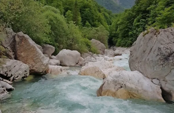 Slikovita, a nevarna struga Koritnice je vzela življenje mladega Angleža.