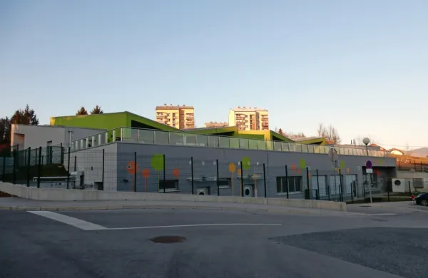  Stašem iz Pivke, ki ne bi dobili prostega mesta v pivškem vrtcu in 
bi bili primorani otroka vključiti v Košano, bi občina povrnila 
potne stroške.