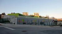  Stašem iz Pivke, ki ne bi dobili prostega mesta v pivškem vrtcu in 
bi bili primorani otroka vključiti v Košano, bi občina povrnila 
potne stroške.