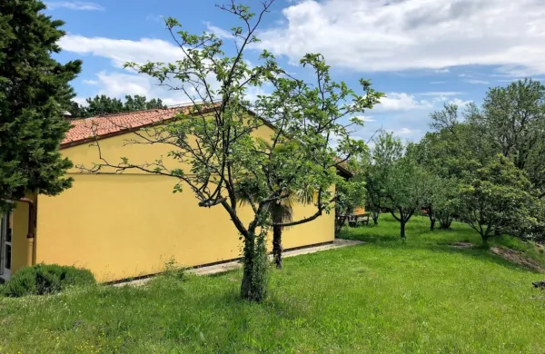 Podružnično šolo bodo dozidali na tej strani.  