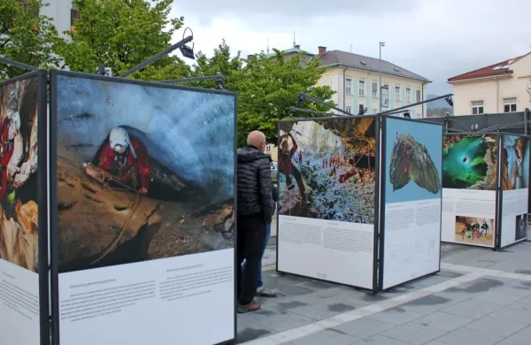 Panoji prikazujejo razvoj slovenske speleologije in zanimive vidike 
jamarske dejavnosti, ki s svojimi odkritji in raziskavami prispeva k 
boljšemu poznavanju in ozaveščanju o pomenu ohranjanja te 
naravne dediščine.