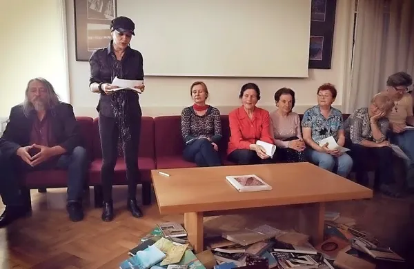 Zgodbarničarji s Kozine so  skupaj z mentorico Patricijo Dodič (stoji) gostovali pri KD Bazovica na Reki.