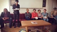 Zgodbarničarji s Kozine so  skupaj z mentorico Patricijo Dodič (stoji) gostovali pri KD Bazovica na Reki.