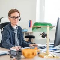 Včeraj nas je Sara Ahlin Doljak razveselila z novico, da  zapušča 
bolnišnico na Golniku. “Po sedmih tednih hospitalizacije bom 
končno spet doma,” je bila navdušena. Ob vikendih je z  Golnika 
sicer lahko odhajala domov, k svoji družini, a kaj,  ko so dnevi med 
tednom minevali počasi, saj ji je manjkal utrip doma.  