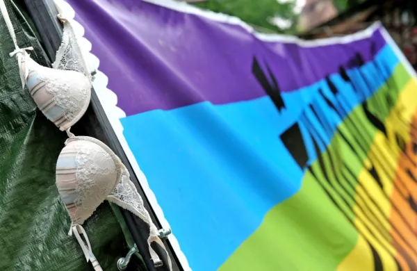 “Na napade odgovarjamo z mavričnimi zastavami, dialogom in 
strpnostjo,” pravi Antonella Nicosia, predsednica tržaško-goriškega društva Arcigay Arcobaleno pred jutrišnjo parado ponosa 
v Trstu.  