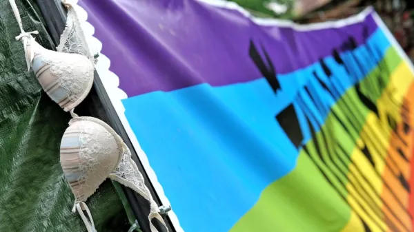 “Na napade odgovarjamo z mavričnimi zastavami, dialogom in 
strpnostjo,” pravi Antonella Nicosia, predsednica tržaško-goriškega društva Arcigay Arcobaleno pred jutrišnjo parado ponosa 
v Trstu.  