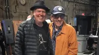 Na nedavnem koncertu v Vancouvru  je Neil Young (levo) ogrevanje 
občinstva  zaupal   Elvisu Costellu, ki se je lani spopadel z rakom.