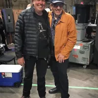 Na nedavnem koncertu v Vancouvru  je Neil Young (levo) ogrevanje 
občinstva  zaupal   Elvisu Costellu, ki se je lani spopadel z rakom. 