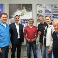 Predsednik SK Gorica Goran Miškulin (levo) z gosti v prenovljenih 
prostorih. Desno stoji  Matija Franko - oče srebrnega olimpijca 
Jureta.