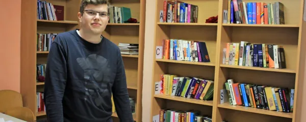 Mladi prostovoljec Tadej Kobal je s somišljeniki  uresničil pobudo  
za knjižnico v domači vasi.