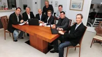 V ekipi svetovalcev in tesnih zaupnikov Đenia Zadkovića, ovekovečenih na tej fotografiji v začetku leta, danes zija velika luknja. 
Med zbranimi so danes ob županu samo še trije. Aleš Dobravc 
(levo) Zadkovićevega načina dela ne podpira več, zaradi Andreja 
Babnika, ki sedi ob Dobravcu, pa je ta teden nastal strankarski 
spor. V ekipi svetovalcev ni več niti Špele Elisabeth Povše, ki je 
zaradi nezaupanja članov stranke do županovih svetovalcev ekipo 
zapustila že pred časom. Gabrijel Franca (drugi z desne) ni več na 
Zadkovićevi strani, Bruno Kuzmin (desno) in Niko Mally (stoji) pa 
sta iz stranke izstopila skupaj z Zadkovićem.