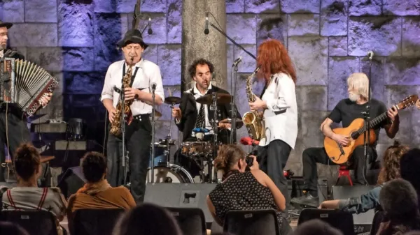 Skupina Čompe je v četrtek obogatila pester program četrtega novogoriškega knjižnega festivala Mesto knjige. 