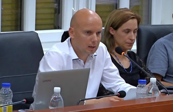 Bistriški svetnik in pravnik Andrej Batista je uspel dokazati, da bi 
moralo sodišče glede referenduma o migracijskem centru presojati tudi ustavno pravico občanov do referenduma. 