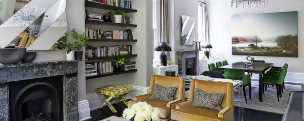 Dnevni prostor se lomi v odsevu posebej zasnovanega ogledala.