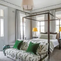 Klasična spalnica se odpira na prelep viktorijanski balkon
