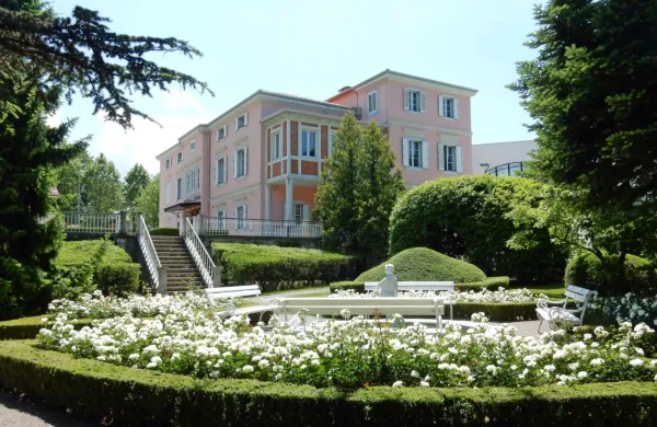 Ker v sežanskem botaničnem parku prevladujejo eksotične rastline, bodo v vili Mirasasso (v ozadju) jeseni uredili interpretacijski 
center kraških rastlin.