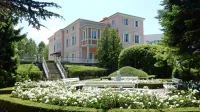 Ker v sežanskem botaničnem parku prevladujejo eksotične rastline, bodo v vili Mirasasso (v ozadju) jeseni uredili interpretacijski 
center kraških rastlin.