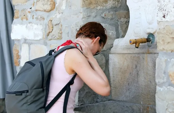 V vročini poiščite osvežitev, senco in ohlajen prostor.