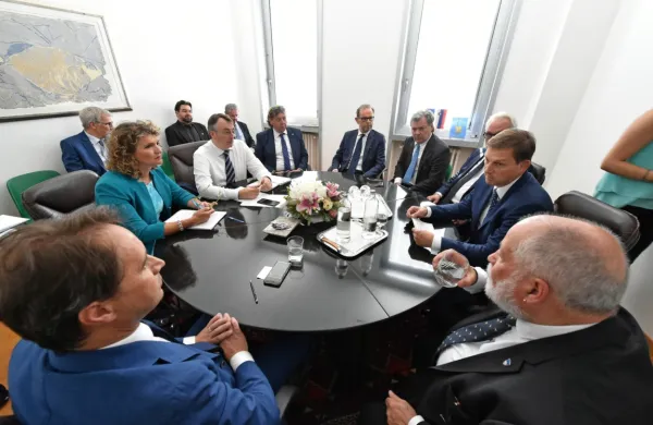 Zunanji minister Miro Cerar se je sestal s predstavniki slovenske 
manjšine.