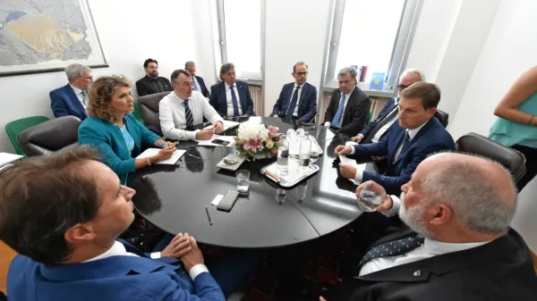 Zunanji minister Miro Cerar se je sestal s predstavniki slovenske 
manjšine.