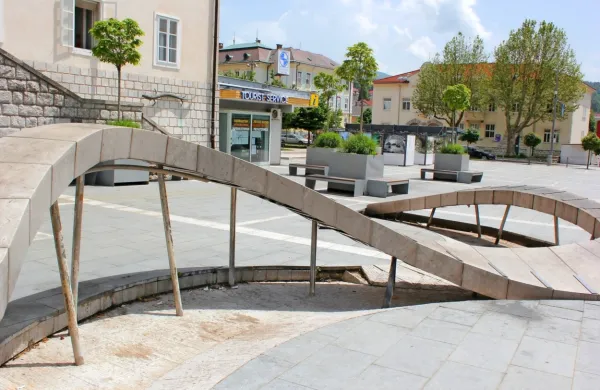 Skulptura – fontana na glavnem postojnskem trgu je slabo  
vzdrževana, poškodovana, umazana, za povrh pa tudi nevarna, saj 
otroci kljub prepovedi plezajo po njej.