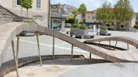 Skulptura – fontana na glavnem postojnskem trgu je slabo  
vzdrževana, poškodovana, umazana, za povrh pa tudi nevarna, saj 
otroci kljub prepovedi plezajo po njej.