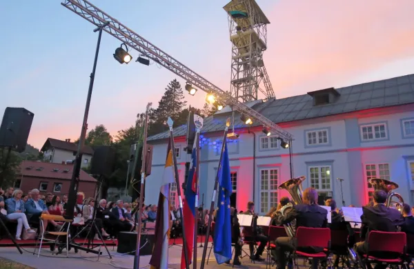 Na slavju srebrnega jubileja turističnega rudnika so, po dolgih 
letih,  ponosno razobesili tudi rudarske zastave.
