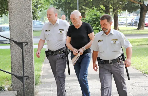 Dragan Kukanja (v sredini) je včeraj na sodišču zatrdil, da je lepo 
skrbel za svojo mamo, ženo in hčerko ter da ni nikogar zanemarjal.
