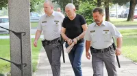 Dragan Kukanja (v sredini) je včeraj na sodišču zatrdil, da je lepo 
skrbel za svojo mamo, ženo in hčerko ter da ni nikogar zanemarjal.