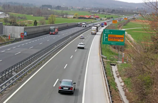 Ali se bo pri Postojni iz primorske avtoceste proti Hrvaški  odcepila 
obvoznica ali avtocesta, še ni jasno. 