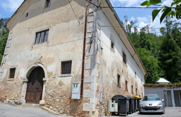 Ministrstvo za kulturo namerava temeljito prenoviti in dozidati zdaj prazno in propadajočo grajsko 
kaščo, s čimer bo prispevalo k boljši  ponudbi in lepšemu videzu vasi.