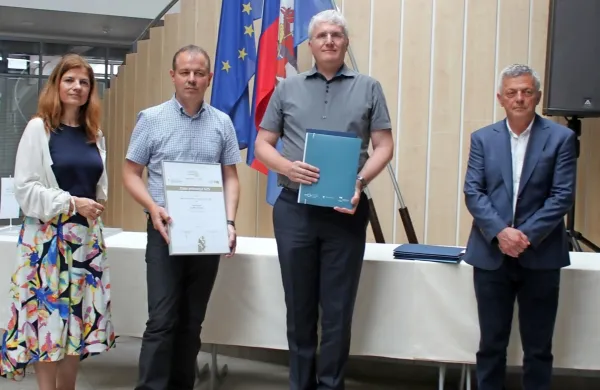 Branku Grilu in dr. Borisu Jermanu (drugi in tretji z leve) sta zlato 
priznanje podelila generalna direktorica GZS Sonja Šmuc in Goran 
Petek iz upravnega odbora postojnske območne zbornice. 