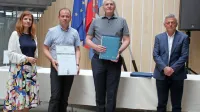 Branku Grilu in dr. Borisu Jermanu (drugi in tretji z leve) sta zlato 
priznanje podelila generalna direktorica GZS Sonja Šmuc in Goran 
Petek iz upravnega odbora postojnske območne zbornice. 